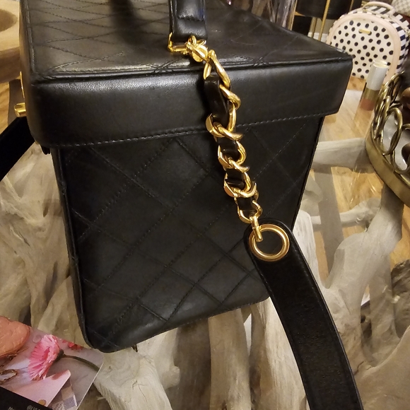 CHANEL Black Quilted Crossbody Bag with Gold Hardware - Picture 6 of 16